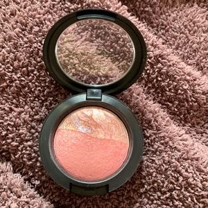 Mac mineralize blush in Moon River
